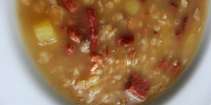 Uzená polévka s kroupami (... verze s nakrájeným uzeným vepřovým jazykem)