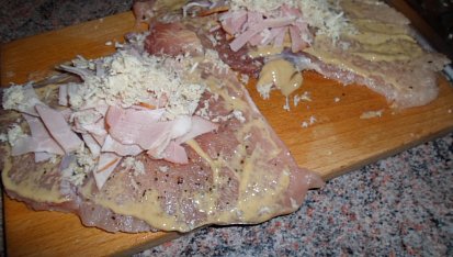Vepřová kýta s křenem a šunkou