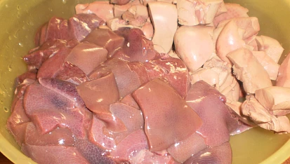 Vepřové ledvinky a játra na smetaně s domácím houskovým knedlíkem