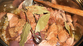 Vepřové ledvinky a játra na smetaně s domácím houskovým knedlíkem