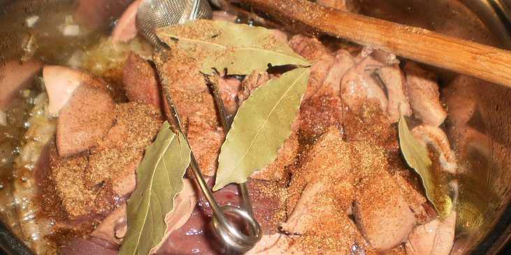 Vepřové ledvinky a játra na smetaně s domácím houskovým knedlíkem