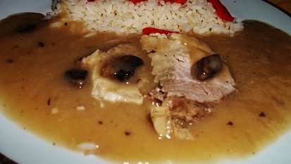 Vepřové plátky s žampiony, sterilovanou kapií a zázvorem