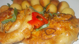 Vinná  klobása v těstíčku z polooštěpku, šunky a pórku