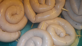 Vinná  klobása v těstíčku z polooštěpku, šunky a pórku