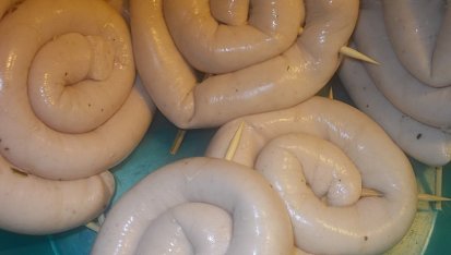 Vinná  klobása v těstíčku z polooštěpku, šunky a pórku