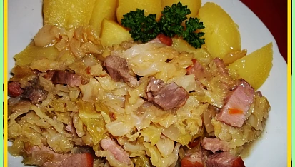 Zadělávaná kapusta s uzeným a vepřovým masem na slanině
