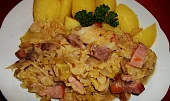 Zadělávaná kapusta s uzeným a vepřovým masem na slanině, Dobrou chuť!