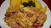 Zadělávaná kapusta s uzeným a vepřovým masem na slanině, Dobrou chuť!