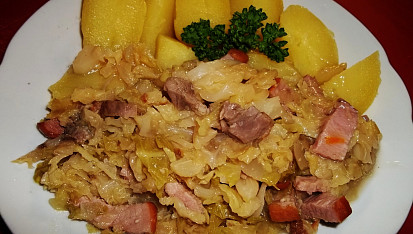 Zadělávaná kapusta s uzeným a vepřovým masem na slanině, Dobrou chuť!