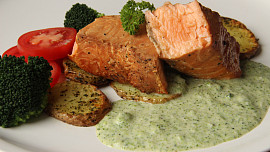 Zauzený losos s brokolicovou omáčkou