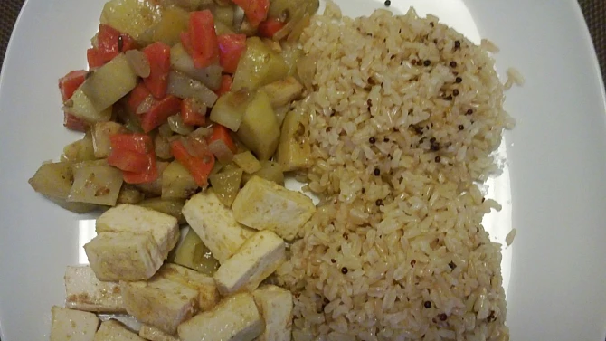 Zelenina s tofu a rýží