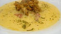 Zelňačka se šťouchanými bramborami a klobáskou