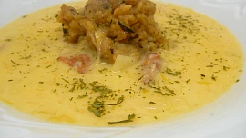 Zelňačka se šťouchanými bramborami a klobáskou