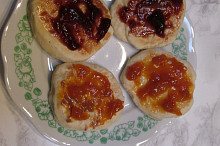 A takto je jíme my - s meruňkovou a rybízovou marmeládou.