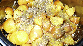 Brambory s brynzou a cibulkou