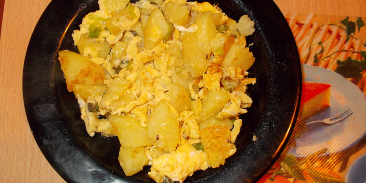Brambory s vaječinou a pórkem/cibulkou (Brambory,vejce,jarni cibulka)