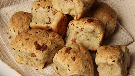 Buchty se škvarky a smaženou cibulkou