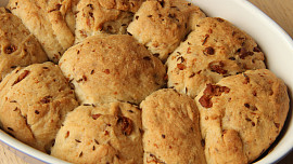 Buchty se škvarky a smaženou cibulkou