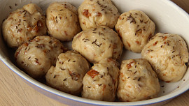 Buchty se škvarky a smaženou cibulkou