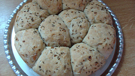 Buchty se škvarky a smaženou cibulkou