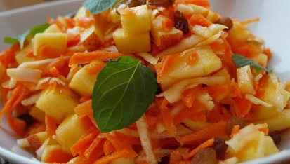 Celerovo-jablkovo-mrkvový salát