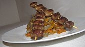 Černé tagliatelle se špagetovou dýní a špízky z kuřecích srdíček