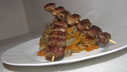 Černé tagliatelle se špagetovou dýní a špízky z kuřecích srdíček