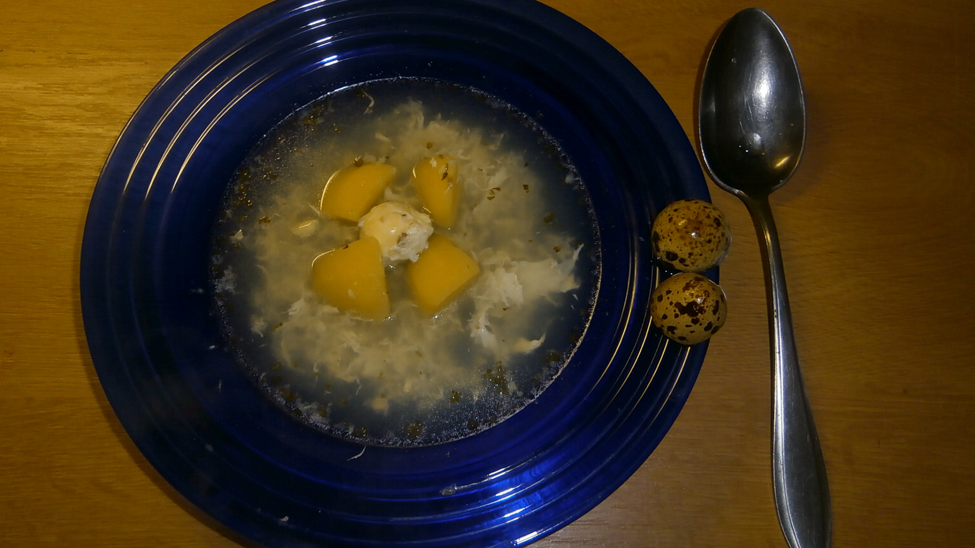 Česnečka s křepelčími vejci