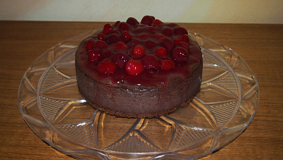 Cheesecake s třešněmi ve stylu New York, čokoládový s jahodami