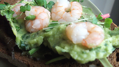 Chléb obložený krevetami a guacamole
