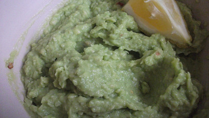 Chléb obložený krevetami a guacamole, guacamole