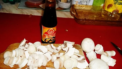 Chutná žampionová omáčka, dobrá sojová omáčka-tmavá a hustá...
