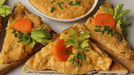 Cizrnová pomazánka s grilovanou paprikou