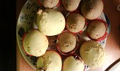 Domácí muffiny (jednoduché) (Ty bílé jsou plněné marmeládou ,a tamty sou čoko.:))