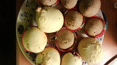 Domácí muffiny (jednoduché) (Ty bílé jsou plněné marmeládou ,a tamty sou čoko.:))