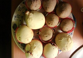Domácí muffiny (jednoduché) (Ty bílé jsou plněné marmeládou ,a tamty sou čoko.:))