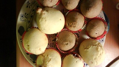 Domácí muffiny (jednoduché), Ty bílé jsou plněné marmeládou ,a tamty sou čoko.:)