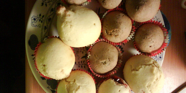 Domácí muffiny (jednoduché) (Ty bílé jsou plněné marmeládou ,a tamty sou čoko.…)