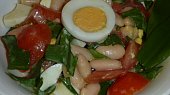 Fazolovo-vaječný salát s medvědem a rajčaty