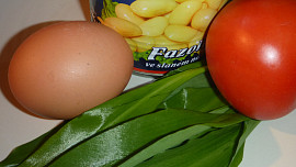 Fazolovo vaječný salát s medvědem a rajčaty