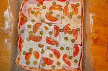 Pizza - protlak, šunkový salám, sýr, olivy, rajčata