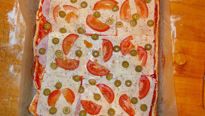 Grande pizza, Pizza - protlak, šunkový salám, sýr, olivy, rajčata