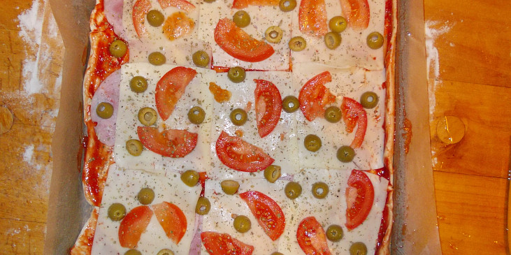 Pizza - protlak, šunkový salám, sýr, olivy, rajčata