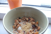 Granola se sojovým jogurtem posypaná drcenými lněnými semínky