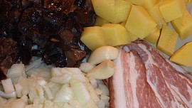 Houbovo - bramborový guláš