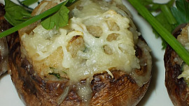 Houby, plněné a zapečené se zakysanou smetanou a sýrem