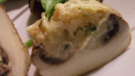 Houby, plněné a zapečené se zakysanou smetanou a sýrem