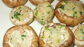 Houby, plněné a zapečené se zakysanou smetanou a sýrem