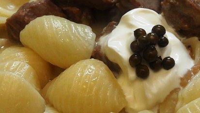 Hovězí pupek na zeleném pepři se zakysanou smetanou, Hovězí pupek na zeleném pepři se zakysanou smetanou