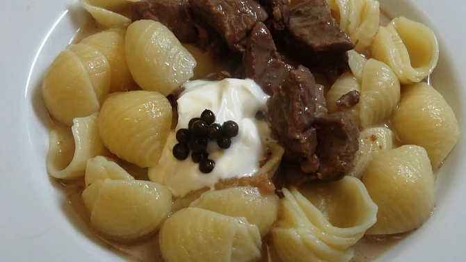 Hovězí pupek na zeleném pepři se zakysanou smetanou, Hovězí pupek na zeleném pepři se zakysanou smetanou